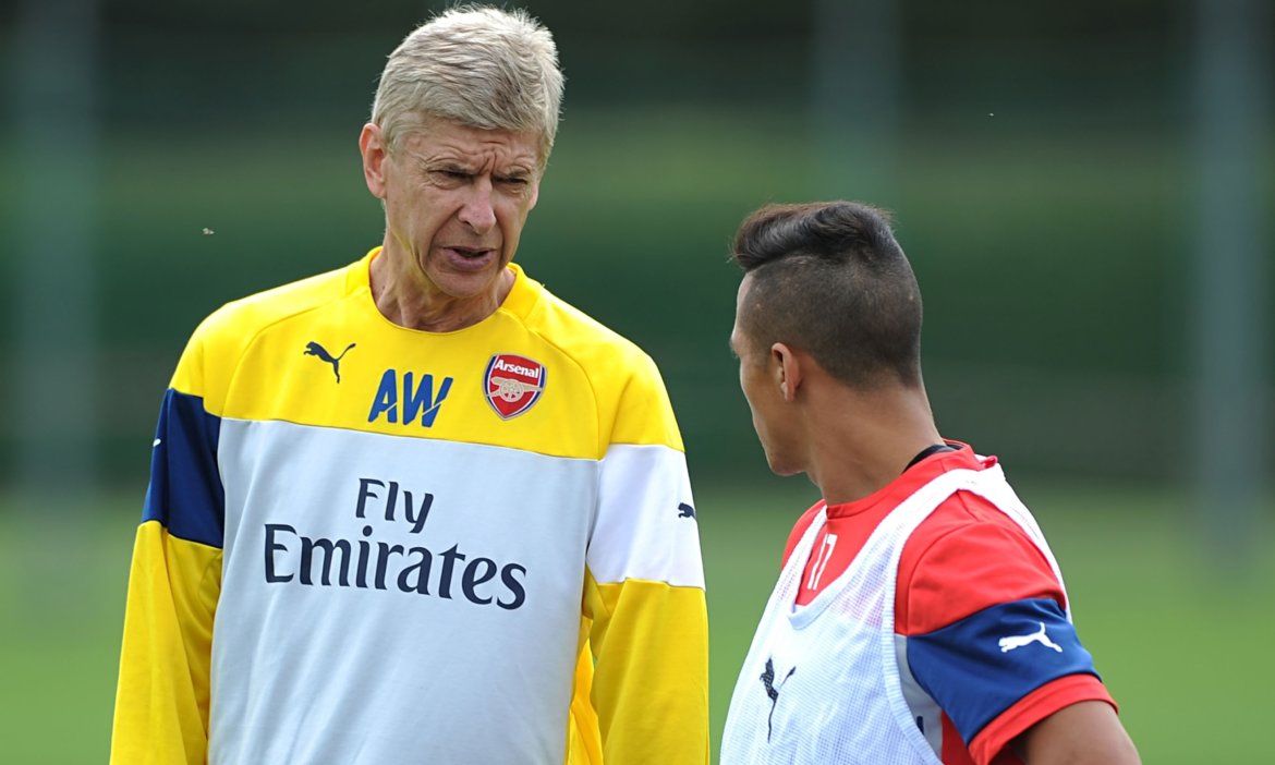 Arsène Wenger talks with his new signing Alexis Sanchez during training