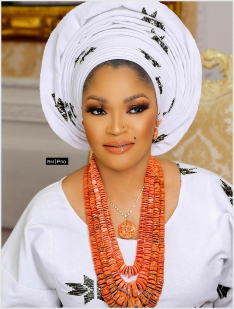 RONKE FAWOLE, The Beautiful CEO Of JADERON Aso-Oke